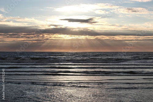 Sonnenuntergang an der niederl  ndischen Nordseek  ste