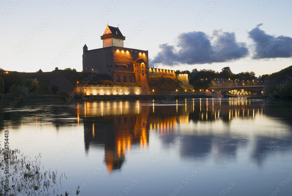 Замок Германа и река Нарова белой ночью. Эстония
