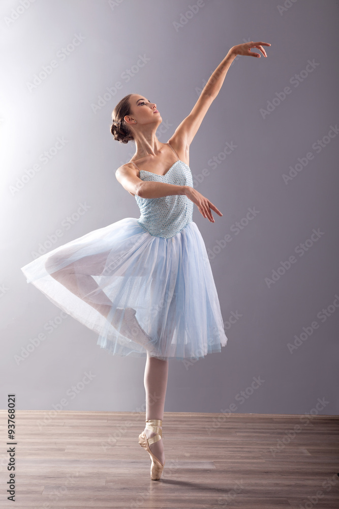 young ballerina in ballet pose classical dance fototapeta, tapeta na zeď na  Posters.cz