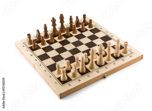 Leinwand Poster Schachbrett mit Schachholzfiguren isoliert auf weiß