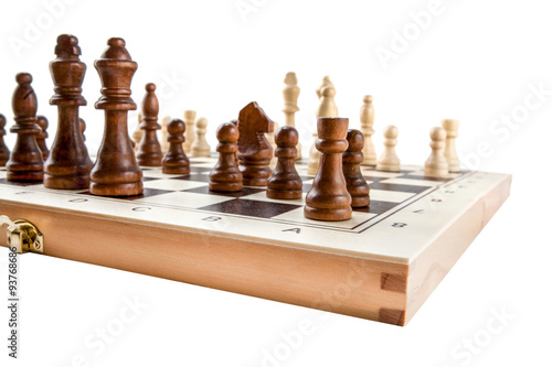 Fototapeta Šachovnice s šachovými dřevěnými kusy na bílém