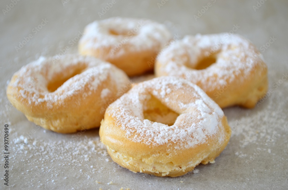 Profiterole rings with cream and icing sugar