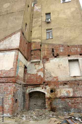 the destroyed building © mishan