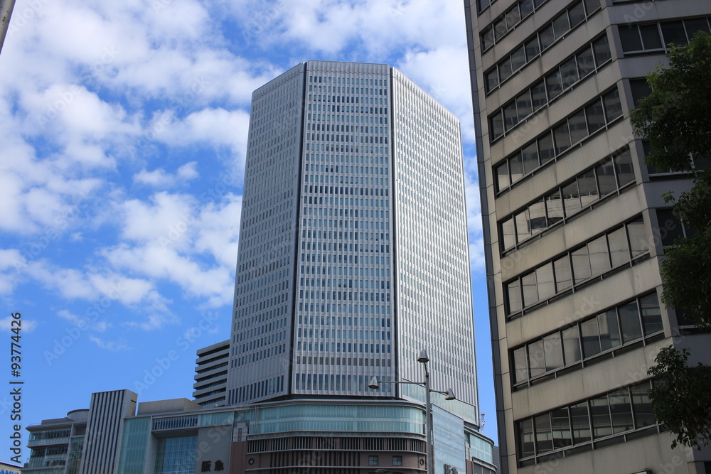 大阪　梅田　ビジネス街と大阪駅とデパート