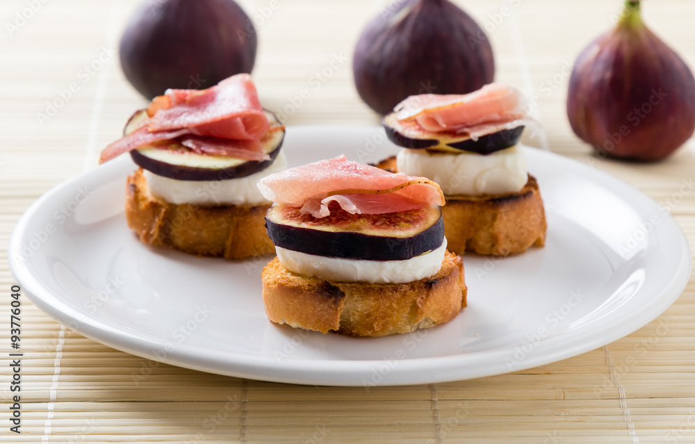 figs with cheese and prosciutto figs with cheese and prosciutto