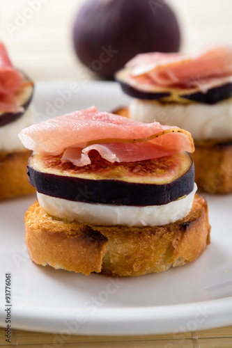 figs with cheese and prosciutto