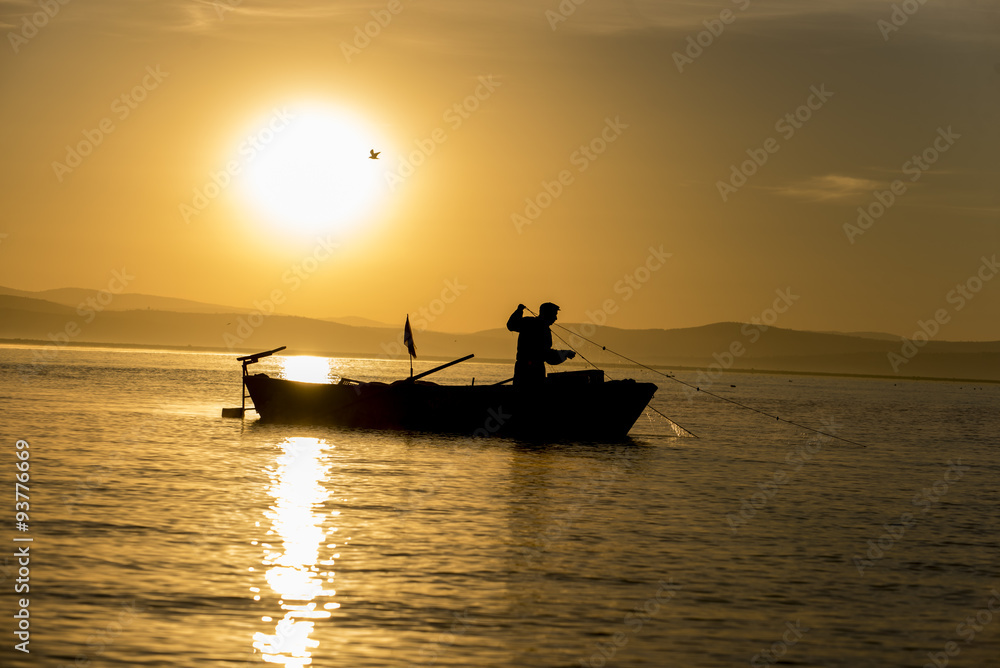güneş doğarken balıkçılık yapmak