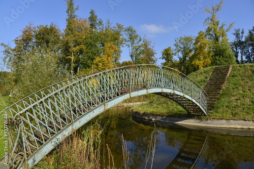 Le pont romantique en fer forgé mais l'accès est interdit pour cause de rouille au parc du château de seneffe © Photocolorsteph