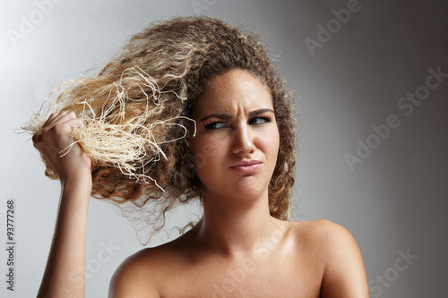 Φωτογραφία damaged blond hair concept