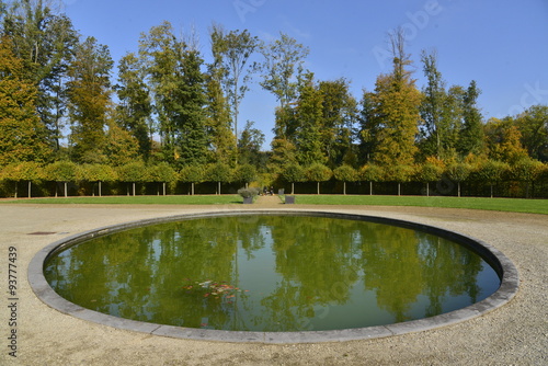 La pièce d'eau ovale à la place devant le petit théâtre du château de Seneffe en Hainaut