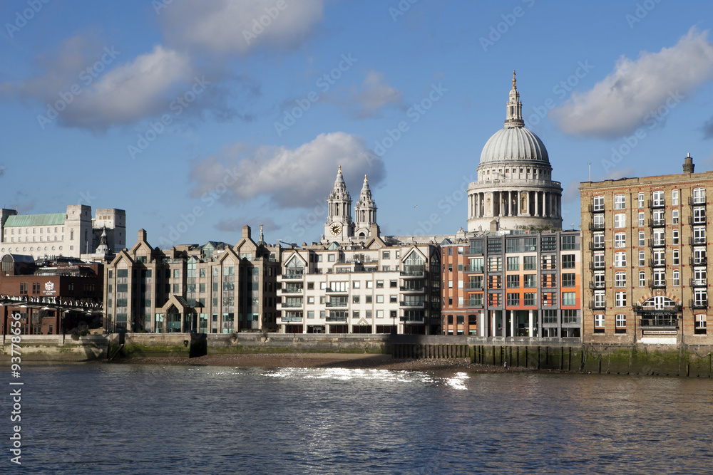 Obraz premium The View from the south bank, across the River Thames with commercial skyscrapers dominating the Financial District skyline