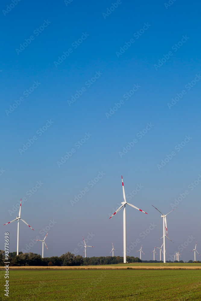 viele Windräder drehen sich und erzeugen Strom viele Windräder drehen sich und erzeugen Strom