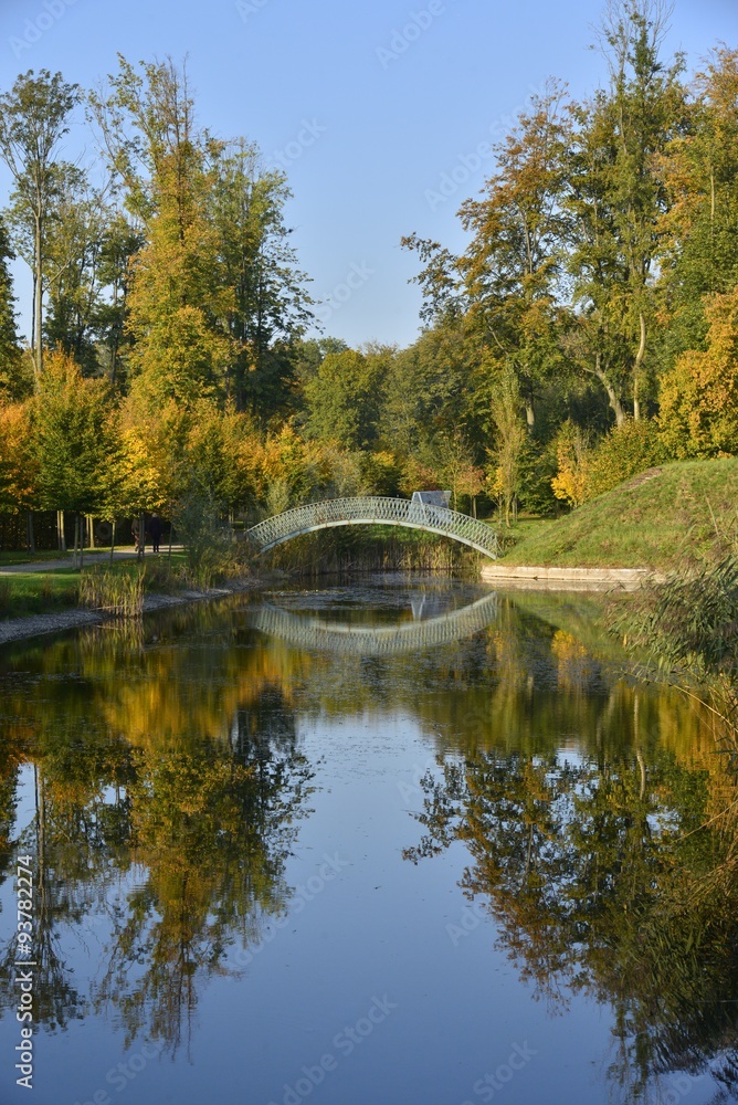 Le petit étang et son pont romantique en fin de journée d'automne au parc du château de Seneffe en Hainaut Le petit étang et son pont romantique en fin de journée d'automne au parc du château de Seneffe en Hainaut