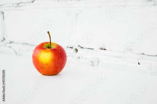 красно-жёлтое яблоко на белом фоне