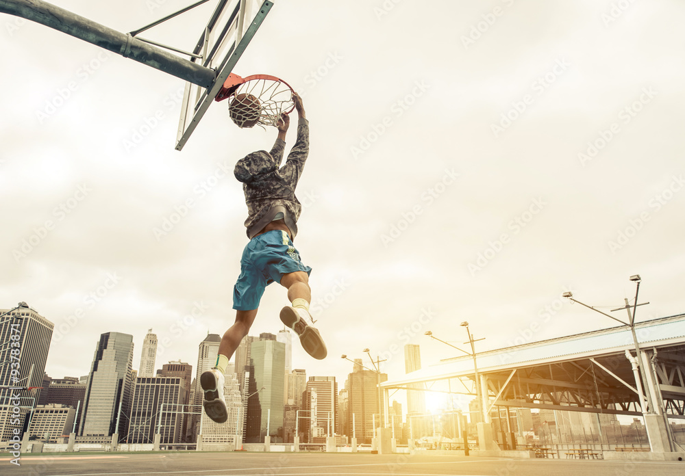 Diplomacia Genealogía Despido Fotografía Basketball street player making a rear slam dunk | Posters.es