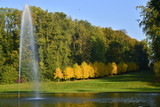 La fontaine de la grande pièce d'eau et les arbres aux feuilles d'or au parc du château de Seneffe en Hainaut