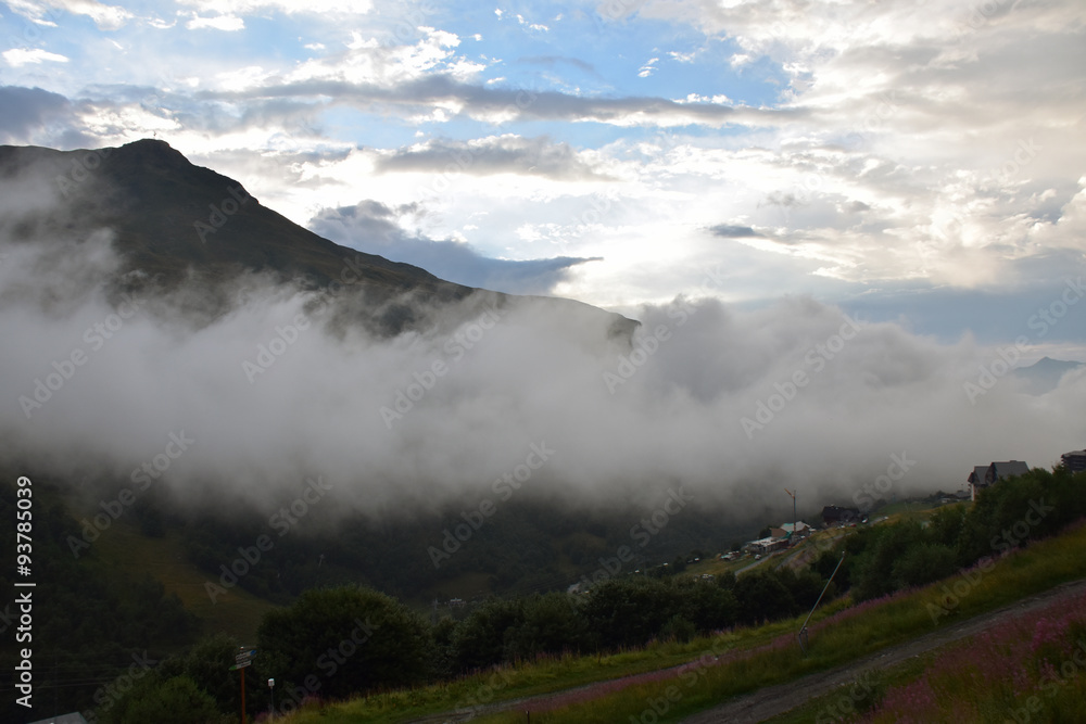 Cimes et nuages/ Bande de nuages au sommet d'une montagne.