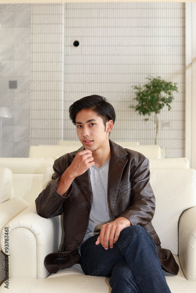 寛ぐ男性