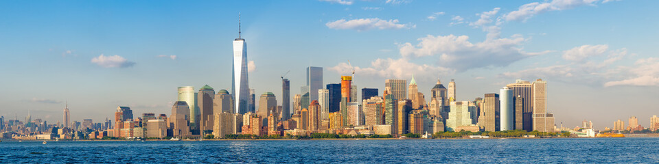 Acrylglasbilder Skyline Manhattan Skyline vom Ozean aus  © kmiragaya