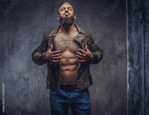 Fotografi Fashion tattooed man with beard.