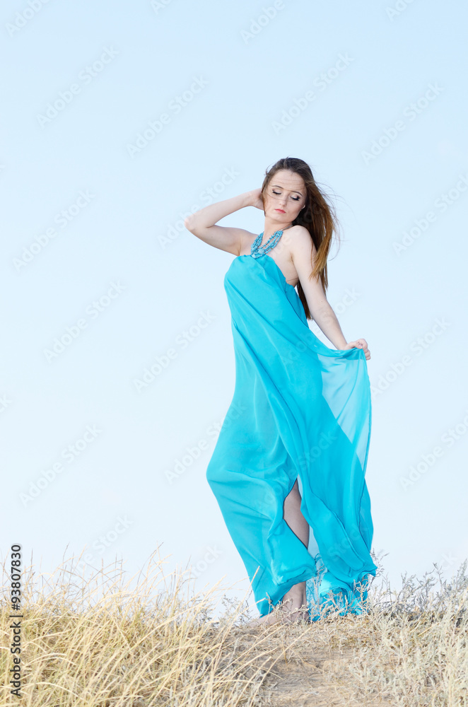 Obraz premium Beautiful romantic woman outdoors