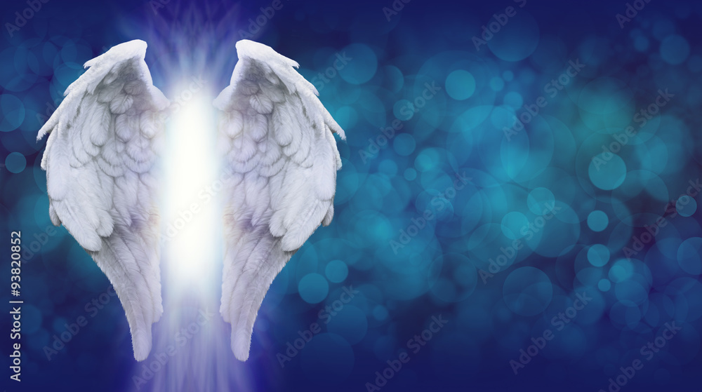 Naklejka premium Angel Wings na niebieskim banerze Bokeh - szerokie niebieskie tło bokeh z dużą parą skrzydeł anioła po lewej stronie i pasmem jasnego światła między