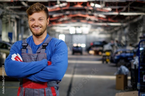 Cheerful serviceman in a car workshop © Nejron Photo
