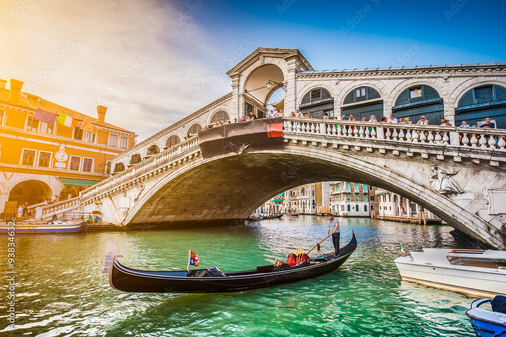 Obraz premium Gondola z mostem Rialto o zachodzie słońca, Wenecja, Włochy