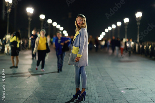 Night portrait of a girl in the autumn city