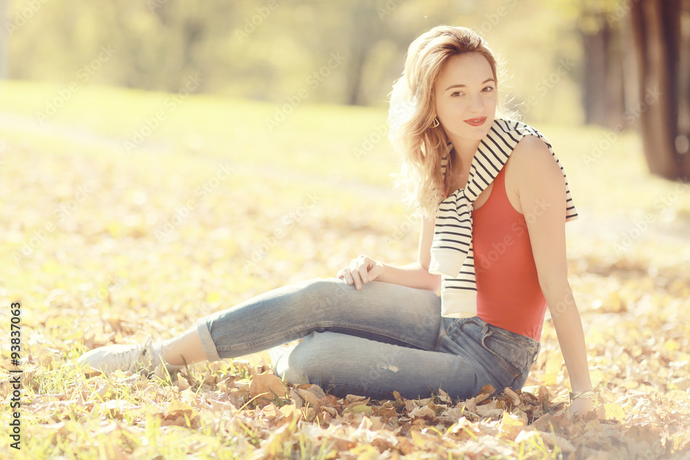Obraz premium Autumn portrait of a happy girl