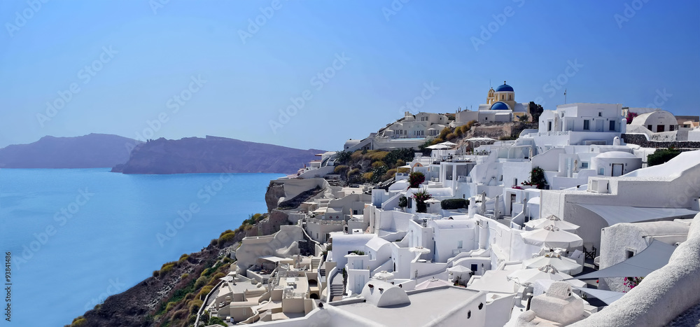 Santorini e le sue bianche abitazioni sul Mar Egeo - panorama