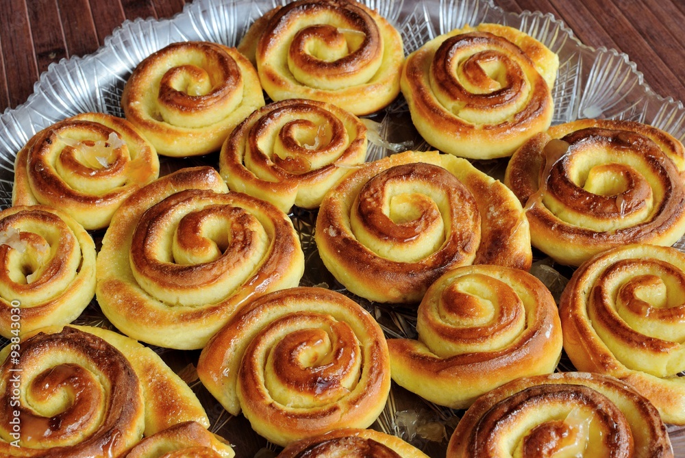 Girelle dolci di pastafrolla con glassa di zucchero caramellato