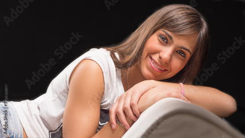 Obraz na płótnie mujer sonriendo apoyada en sus brazos respaldo