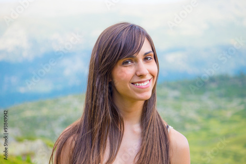 mujer sonriendo en el campo