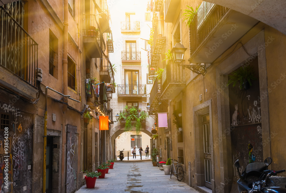 Naklejka premium Stara ulica w Barcelonie. Hiszpania