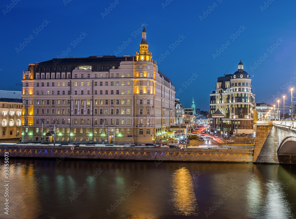 Naklejka premium Отель Балчуг Кемпински в сумерках.