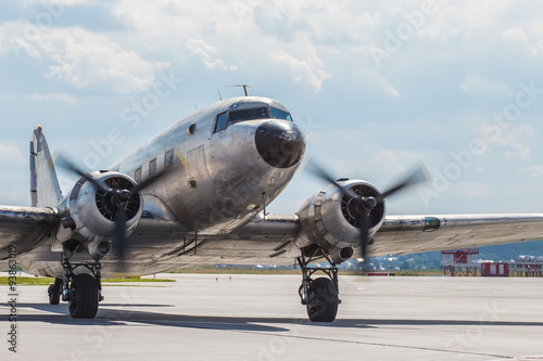 Fotografía Old plane Douglas 40s taxiing after landing in the parking lot