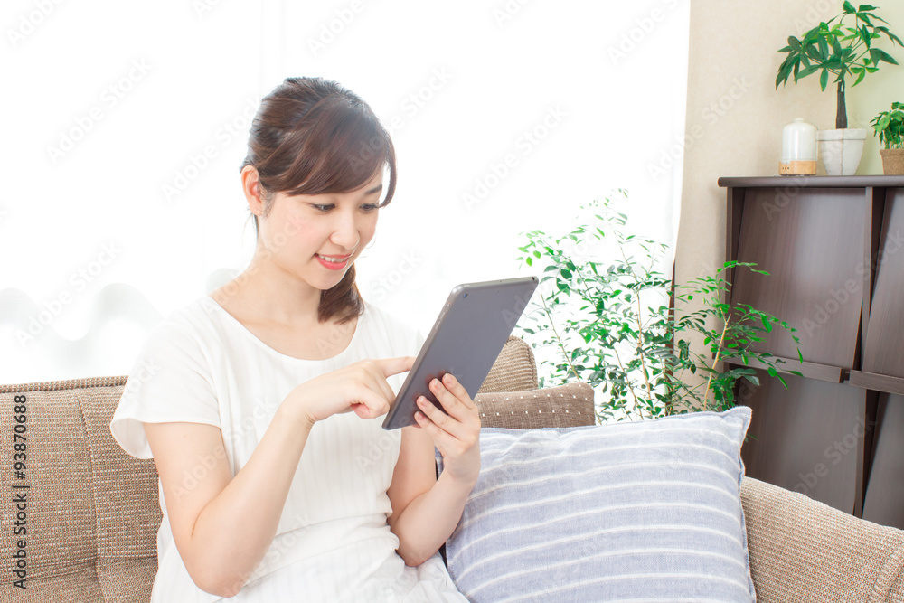 女性 リビング インターネット 女性 リビング インターネット