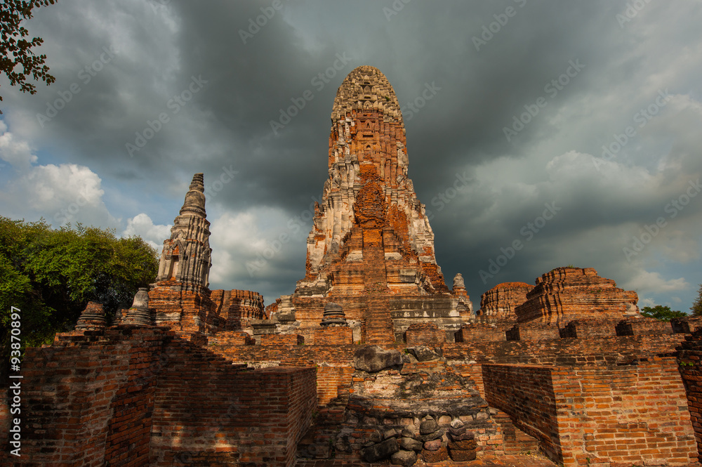 アユタヤ遺跡/ Ayutthaya遺跡群で雨雲が迫って来ています