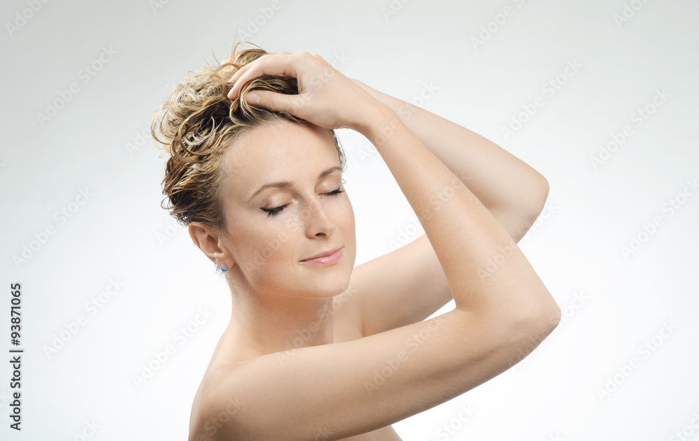 Obraz premium Girl looks at the tips of the cross-section of hair