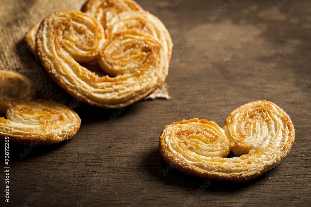 Palmiers on a wooden background
