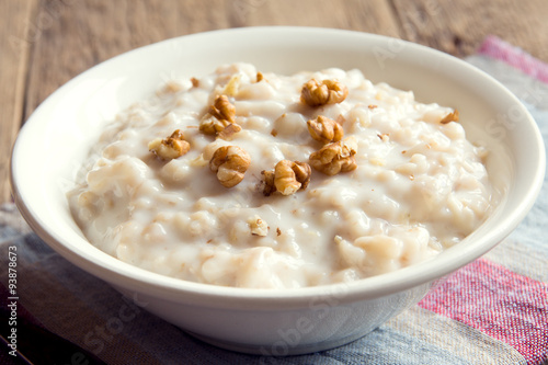 oatmeal porridge with walnuts