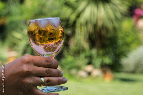 ein glas Rose Wein in mediterraner Umgebung