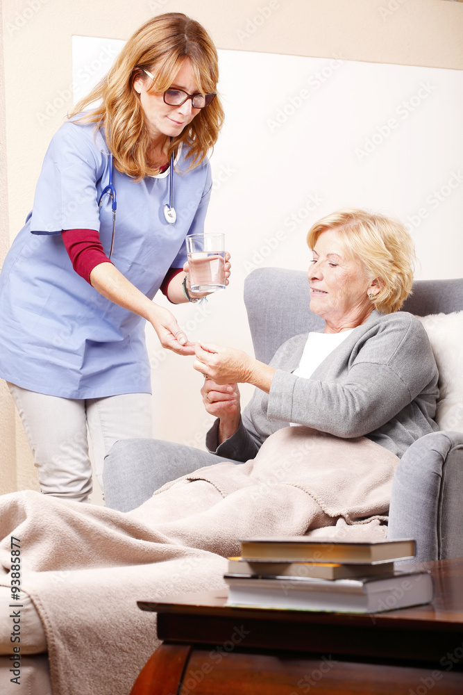 Obraz premium Home caregiver with old patient