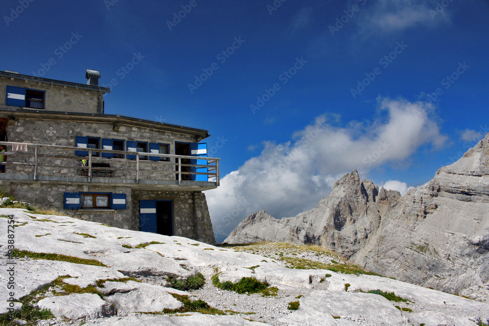 Fototapeta premium RIFUGIO 12 APOSTOLI SULLE DOLOMITI DEL BRENTA