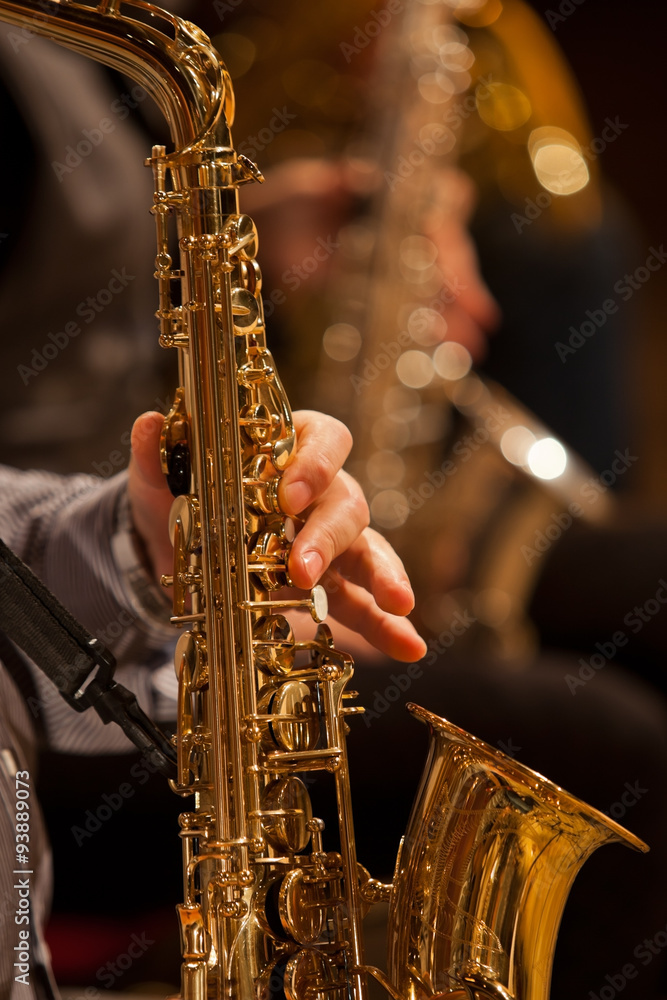Obraz premium Hand of musician playing the saxophone