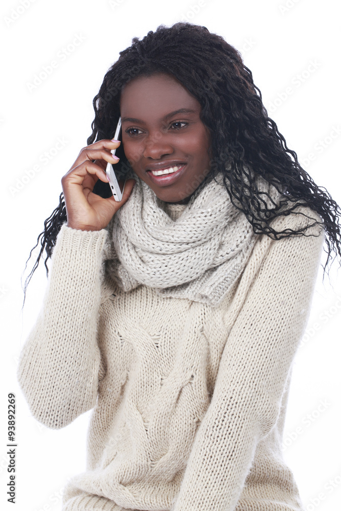 Junge afrikanische Frau telefoniert mit Smartphone nach Hause Junge afrikanische Frau telefoniert mit Smartphone nach Hause