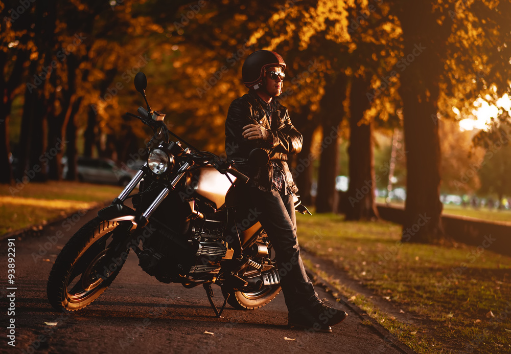 Obraz premium Motorcyclist with a cafe-racer motorcycle outdoors