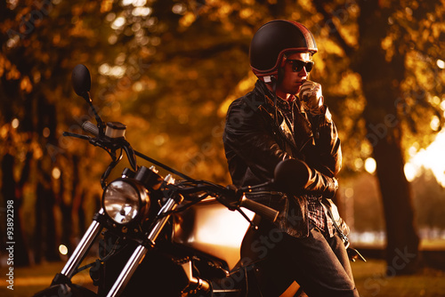 Fotografia Motorcyclist with a cafe-racer motorcycle outdoors