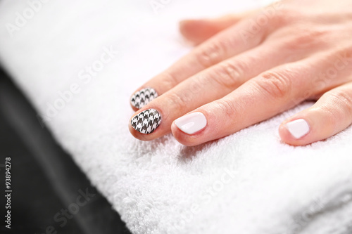 Kratka chanel na paznokciach, czarno biały manicure